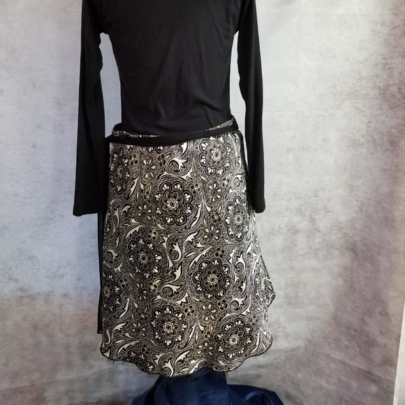Floral Skirt w/ black tulle lining - Picture 4 of 4
